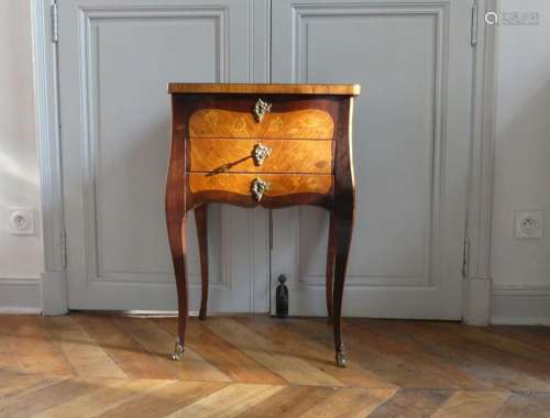 Petite commode en placage de bois précieux ouvrant par deux ...