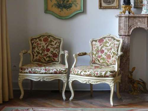 Paire de fauteuils en bois mouluré et sculpté orné de fleure...