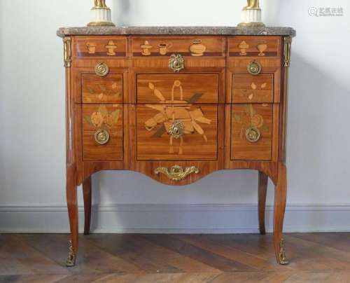 Commode sauteuse en marqueterie de bois précieux ouvrant par...