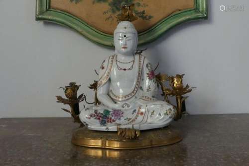 Bouddha en porcelaine blanche à décor polychrome de fleurs d...