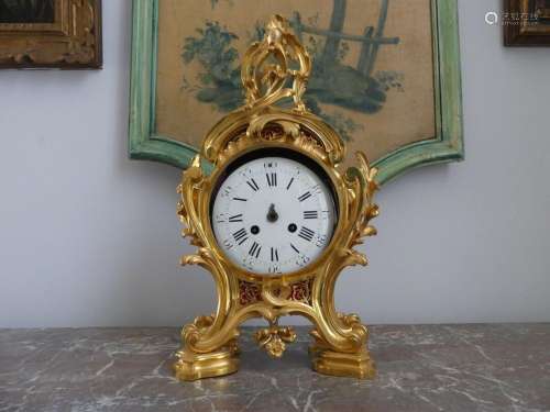 Horloge en bronze ciselé et doré à cadran en porcelaine émai...
