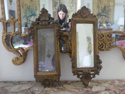 Paire de miroirs en bois doré à décor de coquilles