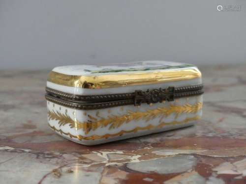 Petite boîte en porcelaine à décor polychrome d'un dirig...