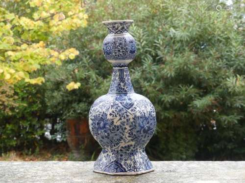 Vase bouteille en faïence à décor floral en camaïeu bleu
