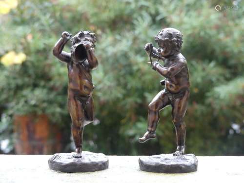 Paire de putti musiciens en bronze à patine brune