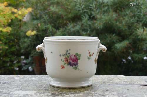 Cache-pot en porcelaine blanche à décor de fleurs, prises en...