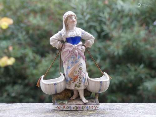 Femme aux paniers, sujet en porcelaine polychrome