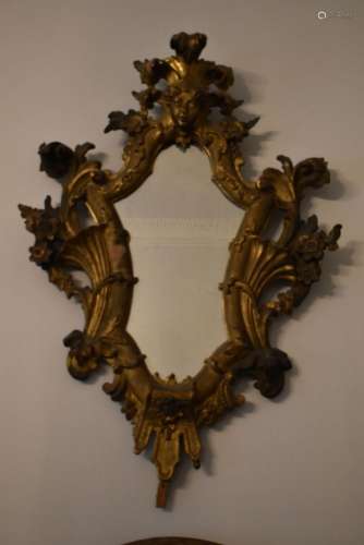 Paire de miroirs en bois mouluré et sculpté à décor de corne...