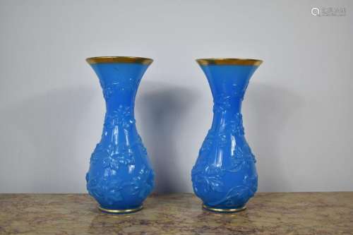 Paire de vases en opaline bleue et liserais dorés à décor de...