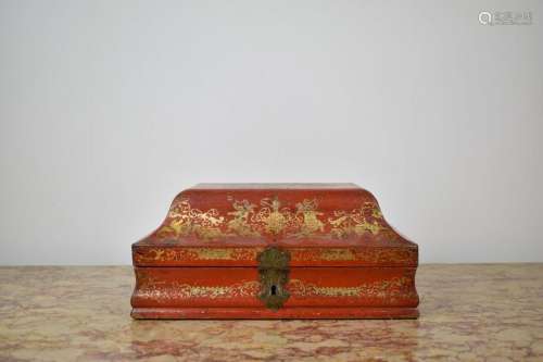 Boîte à perruques en bois rouge à décor doré d'arabesque...