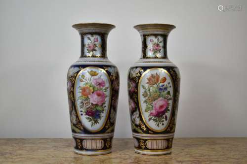 Paires de vases en porcelaine à décor floral sur fond en rés...