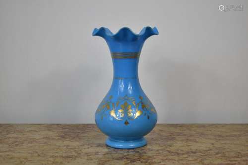 Vase balustre en verre bleu, décor à la dorure, col dentelé