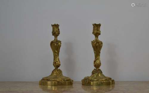Paire de chandeliers en bronze à riche décor ciselé et doré