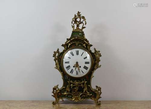 Horloge en verni dit Martin et bronze doré à décor de fleurs...