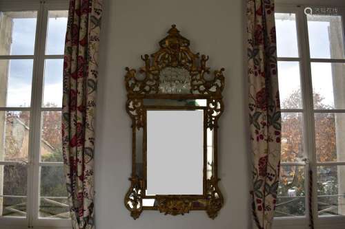 Miroir en bois doré à fronton ajouré et à parcloses, riche d...