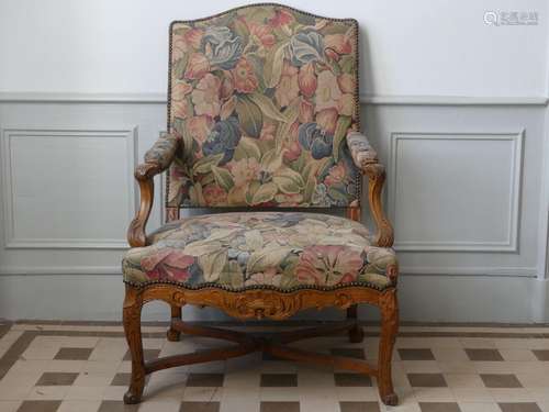 Fauteuil à la reine en chêne mouluré et sculpté, dossier dro...