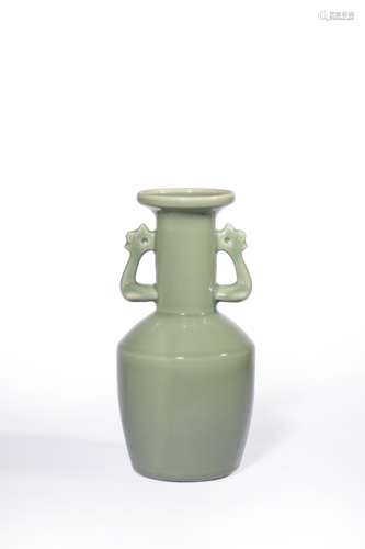 A CELADON-GLAZED VASE,QING DYNASTY