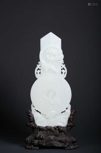 A CARVED WHITE JADE ‘DRAGON’ORNAMENT,QING DYNASTY
