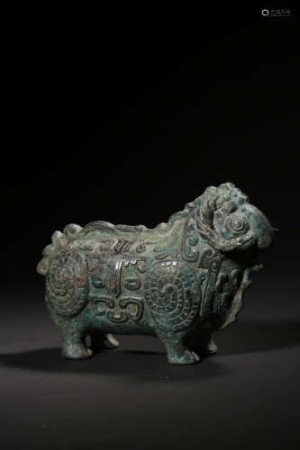 A BRONZE ‘BEAST’POURING VESSEL,WESTERN ZHOU DYNASTY