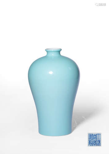 A TURQUOISE-ENAMELLED VASE,MARK AND PERIOD OF JIAQING