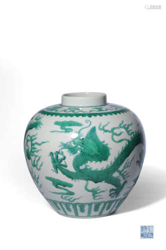 A DOUCAI GREEN-GLAZED‘DRAGON’JAR,MARK AND PERIOD OF QIANLONG