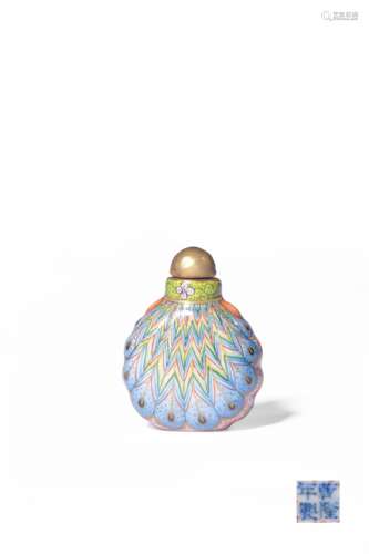 AN ENAMELLED‘PEACOCA’SNUFF BOTTLE，MAKE AND PERIOD OF QIANLON...