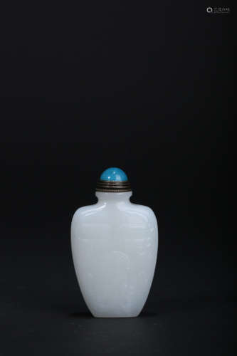 A CARVED WHITE JADE SNUFF BOTTLE,QING DYNASTY