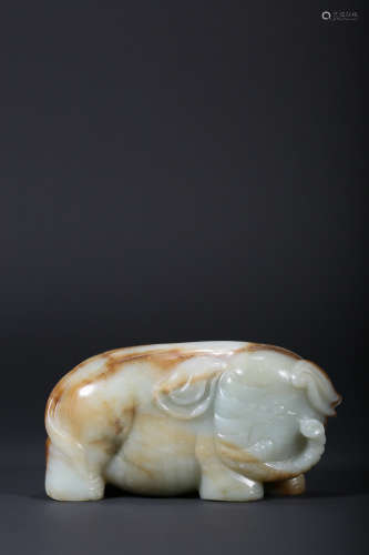 A CARVED WHITE JADE FIGURE OF AN ELEPHANT,QING DYNASTY