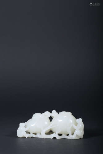 A CARVED WHITE JADE ‘MONKEY AND PEACH’GROUP,QING DYNASTY