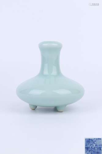 Qianlong Period Green Glaze Porcelain Flower Vessel, China