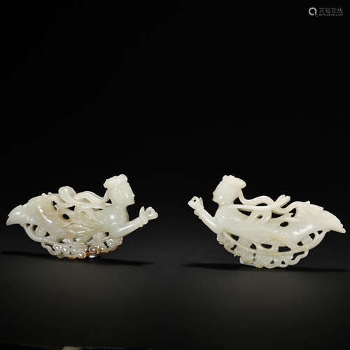 A PAIR OF CHINESE LIAO DYNASTY HETIAN JADE FLYING LADY