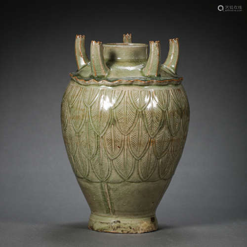 CHINESE SUI DYNASTY CELADON VASE WITH LOTUS PETAL PATTERN
