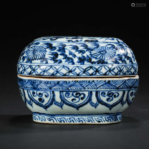 CHINESE QING DYNASTY BLUE AND WHITE LID BOX