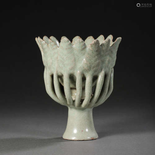 CHINESE SONG DYNASTY CELADON FLOWER SHAPED MOUTH CANDLESTICK