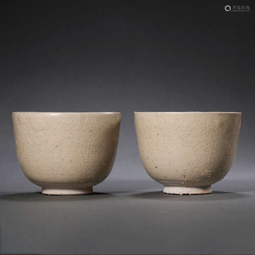 A PAIR OF CHINESE SUI DYNASTY WHITE GLAZED PORCELAIN CUPS