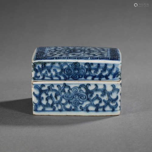 CHINESE QING DYNASTY BLUE AND WHITE POWDER BOX