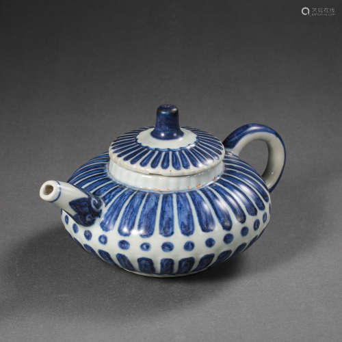 CHINESE MING DYNASTY BLUE AND WHITE TEA POT