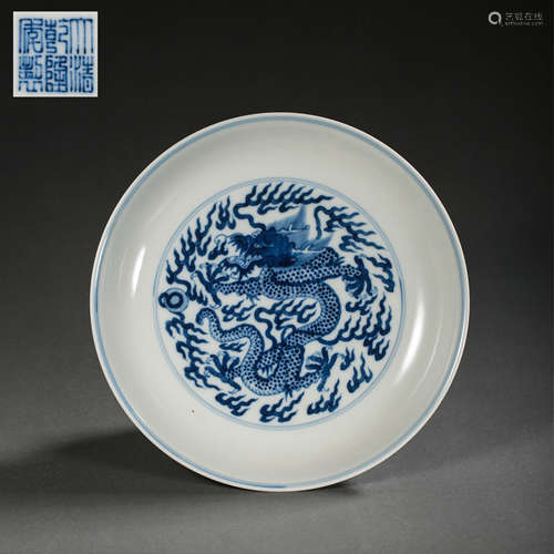 CHINESE QING DYNASTY QIANLONG PERIOD BLUE AND WHITE DRAGON P...