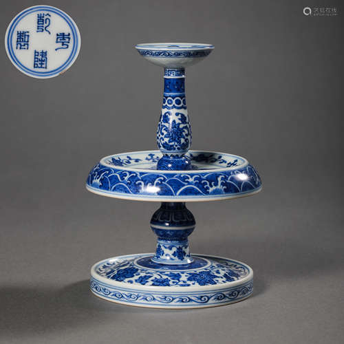 BLUE AND WHITE PORCELAIN CANDLESTICK, IN THE QIANLONG PERIOD...