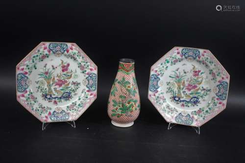 PAIR OF CHINESE PORCELAIN PLATES a pair of octagonal plates ...