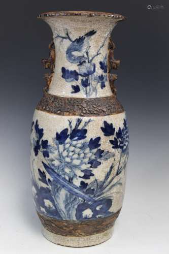Chinese Crackle Glaze Blue and White Porcelain Vase