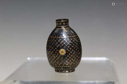 Japanese MOP Inlay Lacquered Snuff Bottle