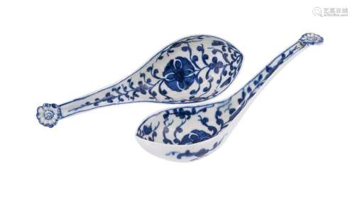 A pair of Worcester blue and white 'Maltese Cross Flower...