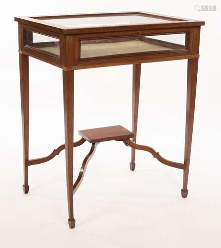 An Edwardian vitrine table, the hinged glazed top,