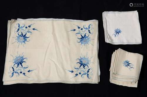 7 placemats and 8 napkins blue embroidery