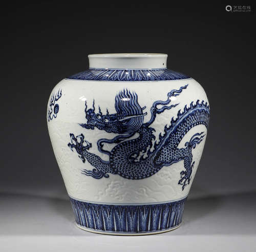 Ming Dynasty, blue and white dragon pattern pot