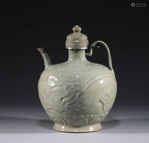 In ancient China, celadon dragon pattern holding pot