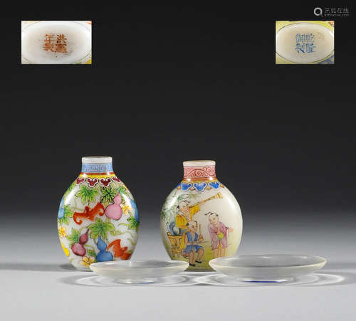 In the Qing Dynasty, a pair of snuff bottles were used to ad...