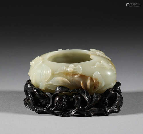 In the Qing Dynasty, Hotan jade peach pen wash