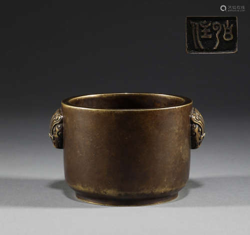 In the Qing Dynasty, the bronze double animal ear stove